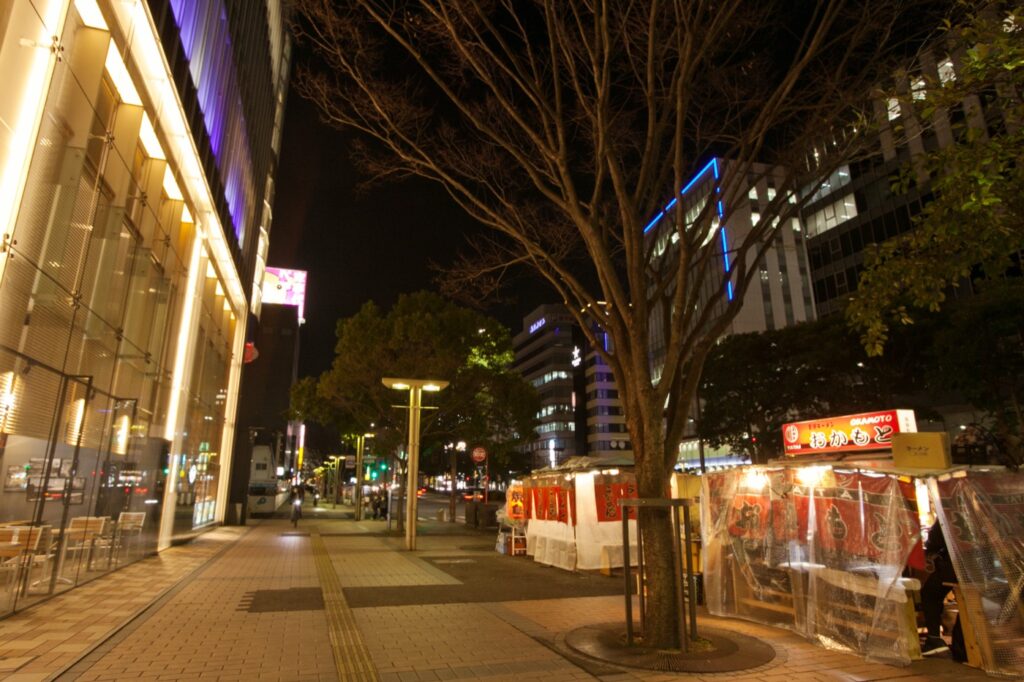 Yatai in Fukuoka for First-Timers: Opening Hours, City Rules and How to Check Prices (2026) Yatai lined up along a street at night