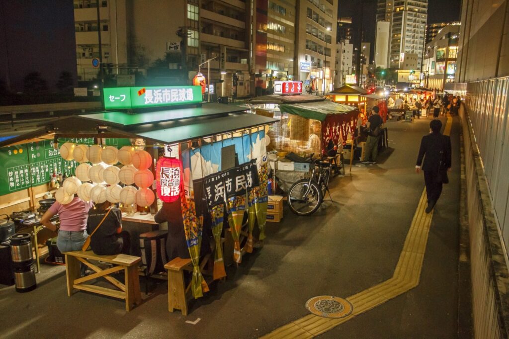 Yatai in Fukuoka for First-Timers: Opening Hours, City Rules and How to Check Prices (2026) Yatai in Nagahama at night