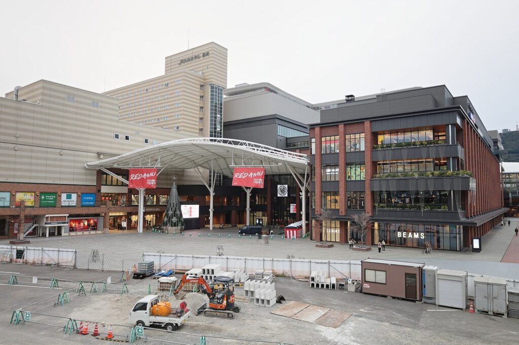 九州の新幹線駅・天神の荷物預け。ロッカー400〜1,200円、有人は1日700円〜 アミュプラザ長崎の正面
