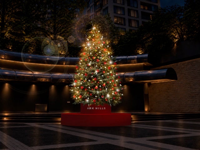 東京のクリスマスイルミネーション2026。期間と点灯時間6件 アーク・カラヤン広場のクリスマスツリー(イメージ)