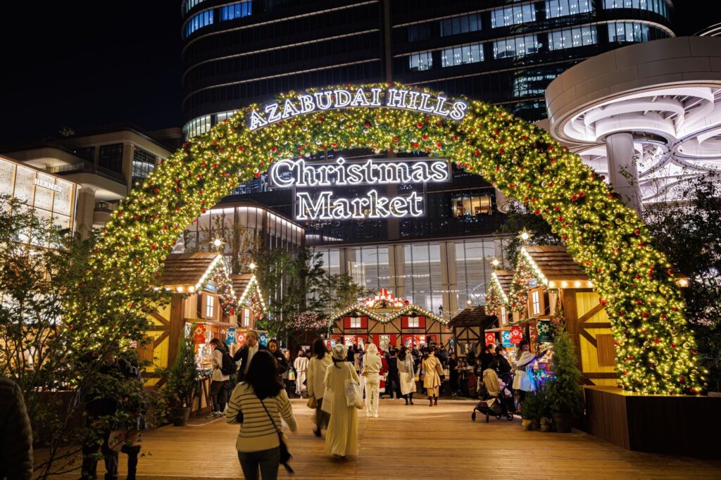 東京のクリスマスマーケット2026。新豊洲は11月20日から、4会場の入場料 麻布台ヒルズ クリスマスマーケットの入口のアーチ(過去の開催)