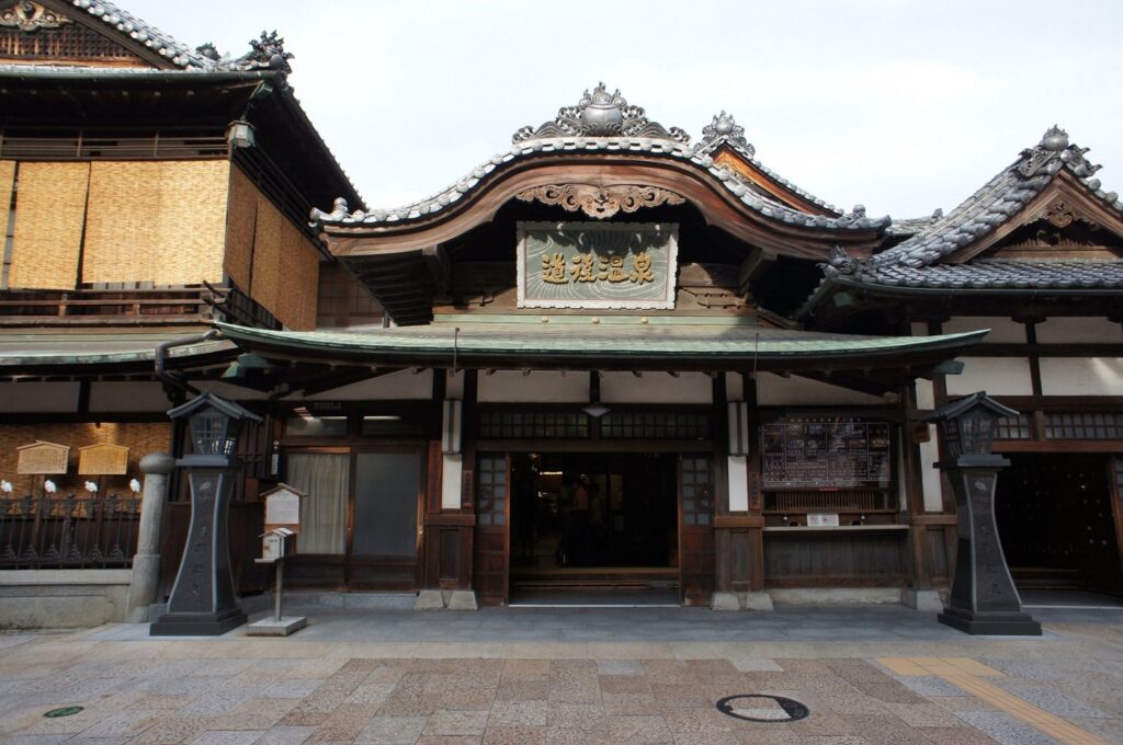 道後温泉と松山の日帰り温泉8か所。500円から、駐車場で比較 道後温泉本館の正面玄関