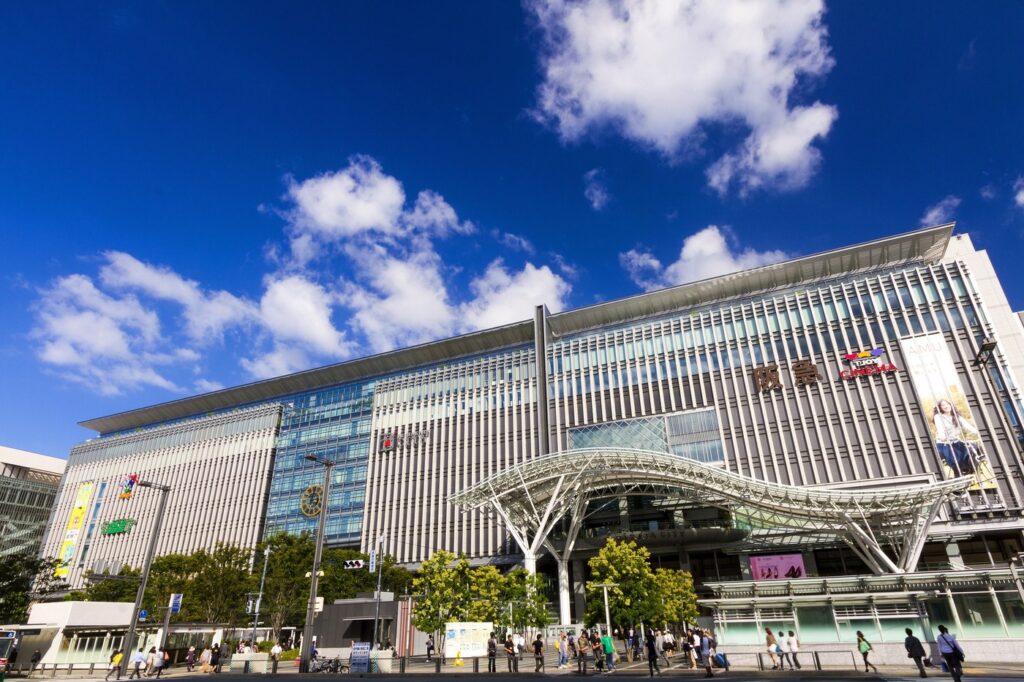 九州の新幹線駅・天神の荷物預け。ロッカー400〜1,200円、有人は1日700円〜 JR博多駅の博多口