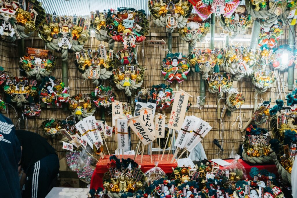 東京の酉の市2026は11月7日と19日。鷲神社・花園神社など4社の時間と駅 花園神社の酉の市の熊手店(2023年)
