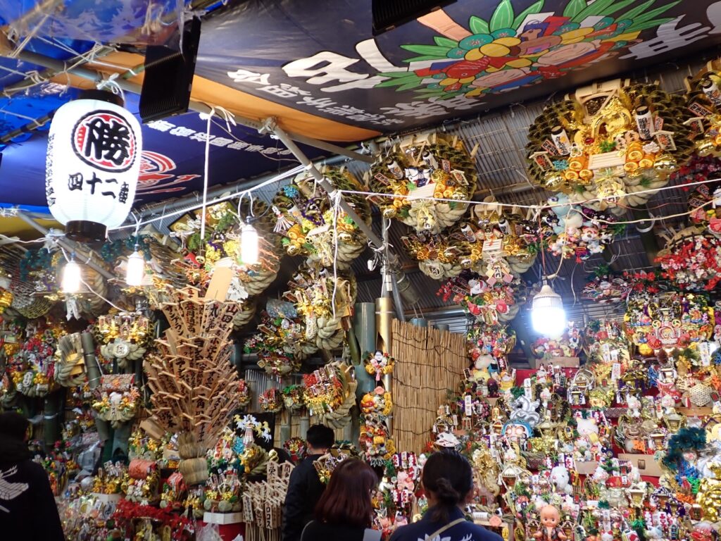 東京の酉の市2026は11月7日と19日。鷲神社・花園神社など4社の時間と駅 花園神社の酉の市の熊手店(2025年)