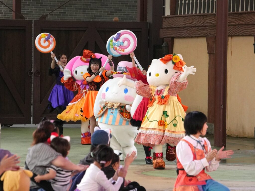 九州のハロウィン2026。熊本・長崎・大分など9か所の日程と料金 ハロウィーンのショーで客席の近くを行くキャラクター