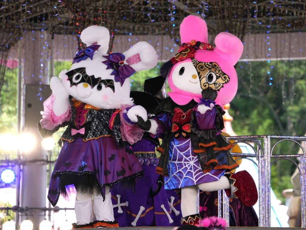 九州のハロウィン2026。熊本・長崎・大分など9か所の日程と料金 仮面を着けたハロウィーンの衣装のキャラクター