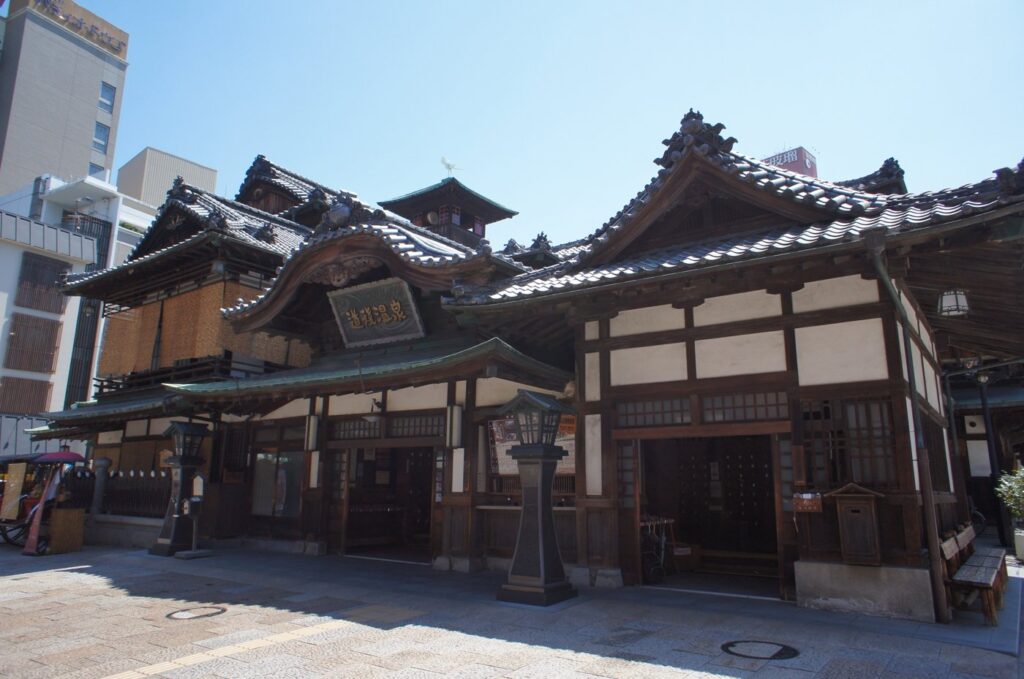 Dōgo Onsen and Matsuyama day-trip hot springs: 8 baths compared by price, hours, towels and parking Honkan seen from the south-west (photo from December 2017)