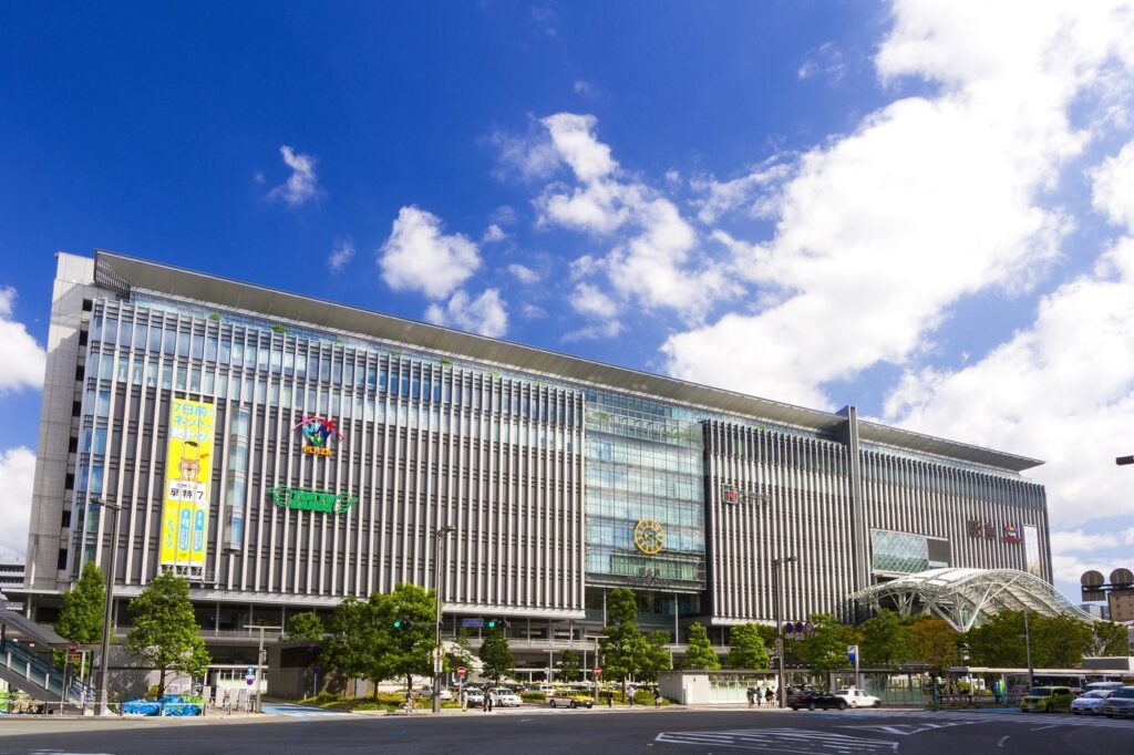九州の新幹線駅・天神の荷物預け。ロッカー400〜1,200円、有人は1日700円〜 JR博多シティの駅ビル