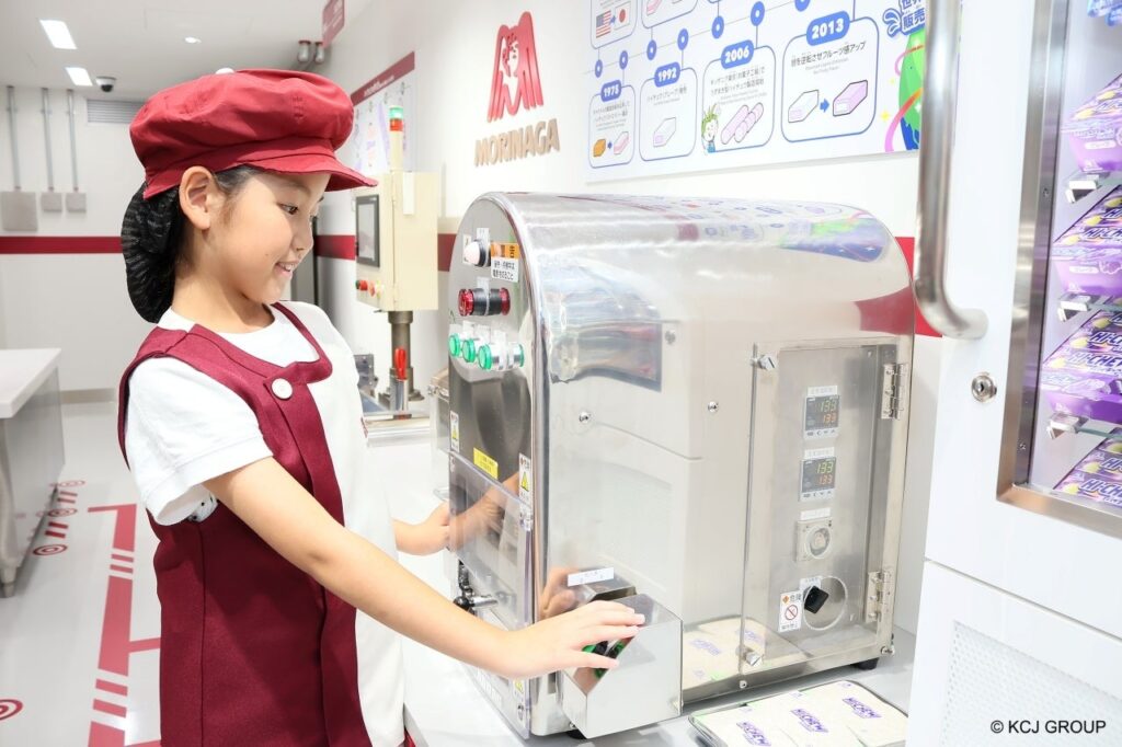 東京の有料の屋内遊び場7か所。駅からの近さ・予約・ベビーカーで比べる 「お菓子工場」でお仕事を体験するこども