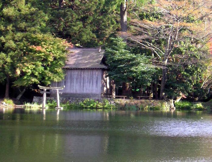 金鱗湖