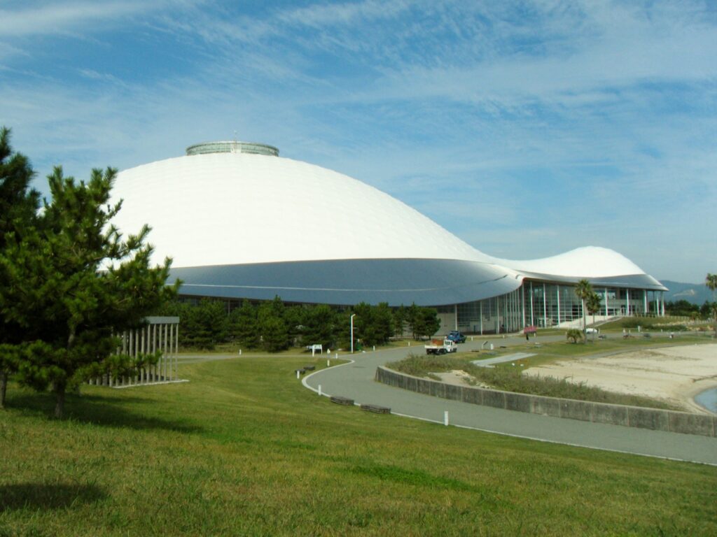 Big playground parks in Yamaguchi Prefecture: 5 parks compared by equipment, parking, hours and fees The dome building in the park (photographed in 2010, before Kirara-land opened)