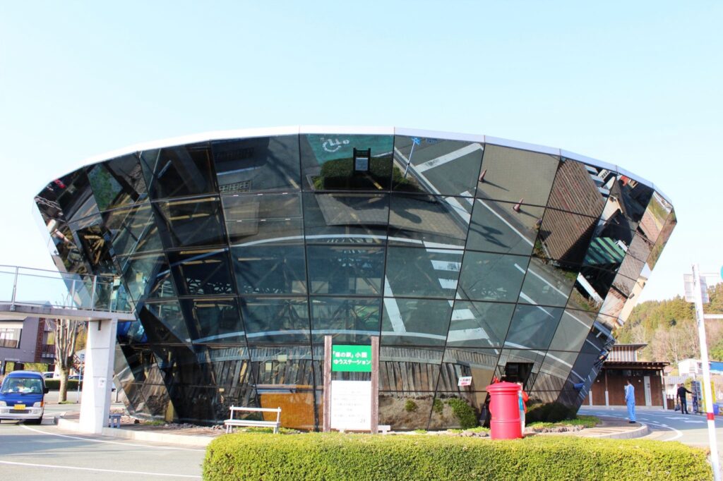 熊本県の道の駅20駅。営業時間・休みと温泉のある駅を比べる ミラーガラスの建物の外観