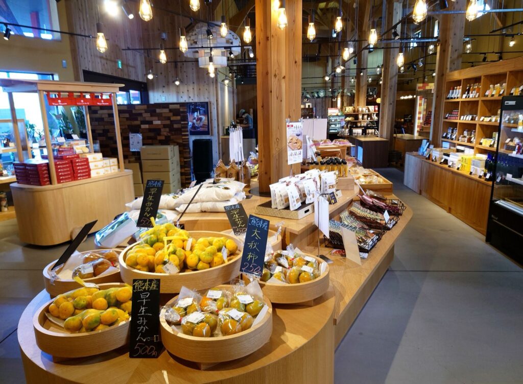 熊本県の道の駅20駅。営業時間・休みと温泉のある駅を比べる 物産館の売場