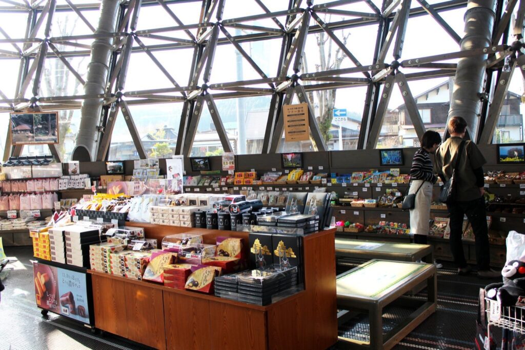 熊本県の道の駅20駅。営業時間・休みと温泉のある駅を比べる 1階の土産物売場