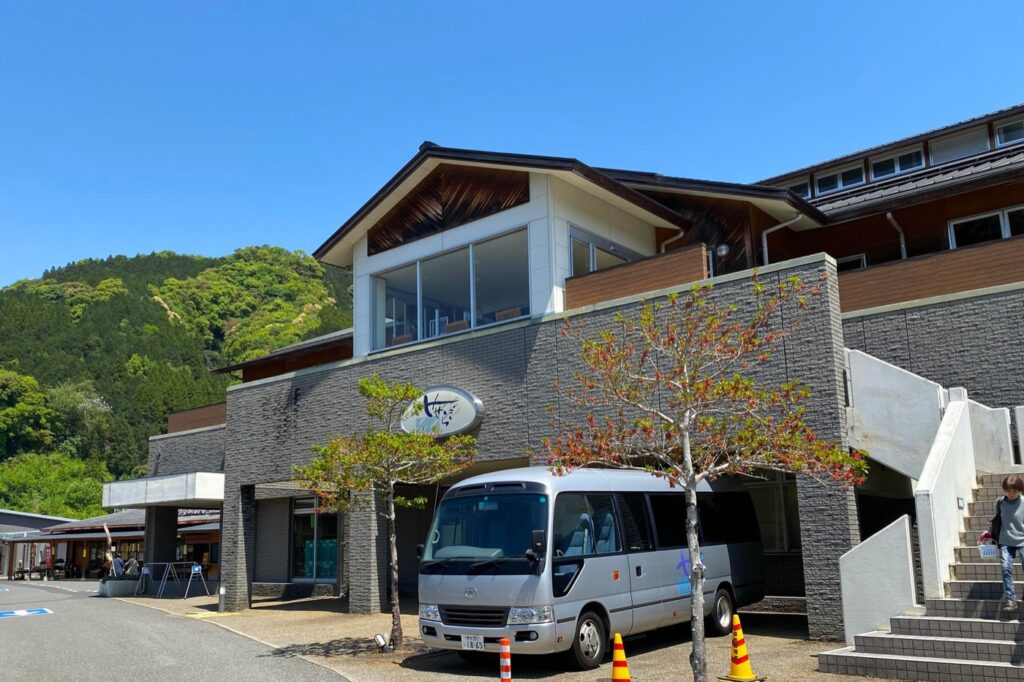 熊本県の道の駅20駅。営業時間・休みと温泉のある駅を比べる 建物の入口側