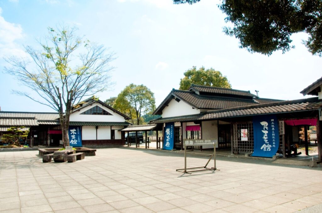 熊本県の道の駅20駅。営業時間・休みと温泉のある駅を比べる 工芸体験館の並ぶ広場