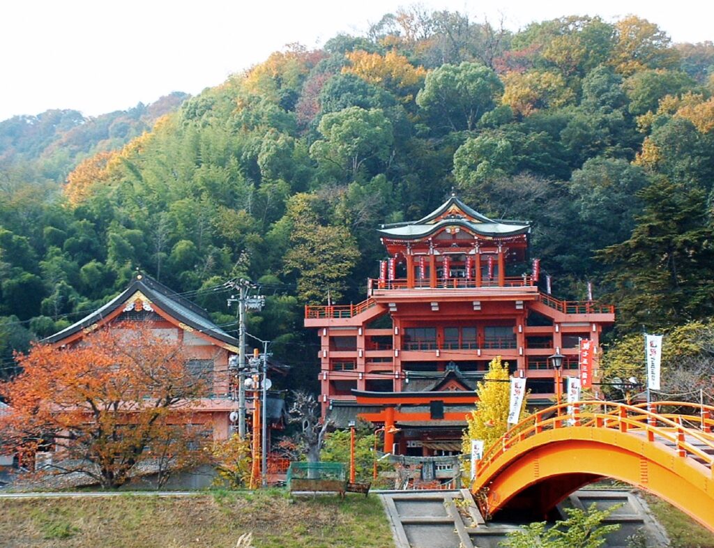 広島の七五三2026。5社の初穂料と受付時間、予約不要と駐車場を比較 草戸稲荷神社の社殿と朱の橋