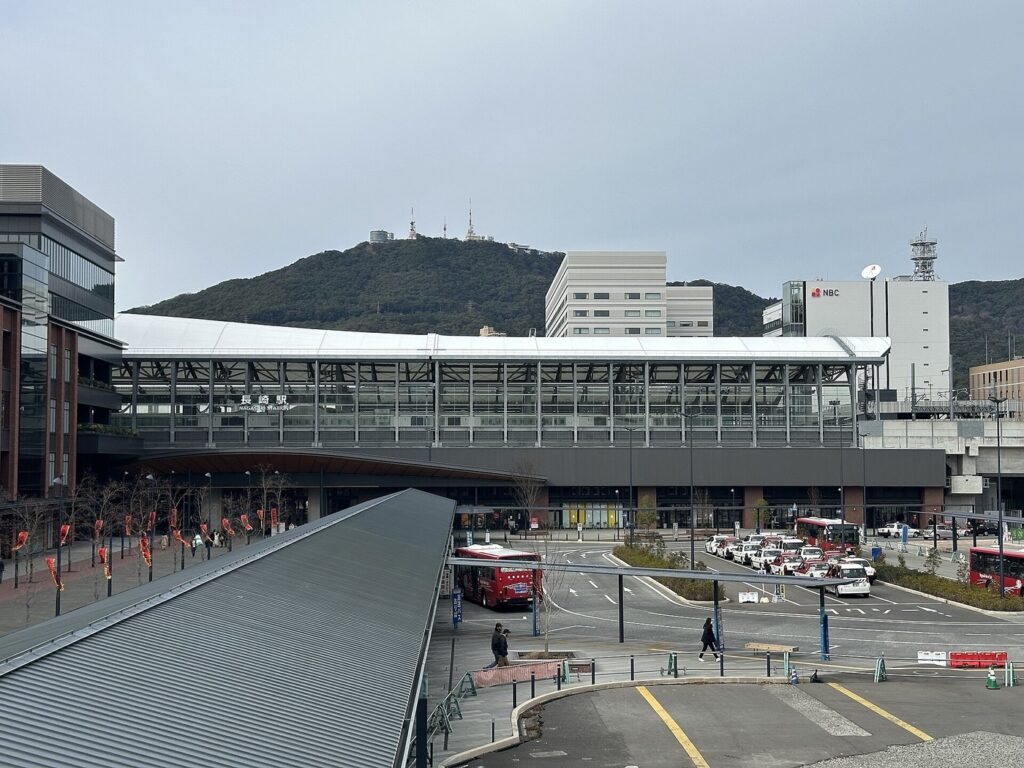 九州の新幹線駅・天神の荷物預け。ロッカー400〜1,200円、有人は1日700円〜 JR長崎駅