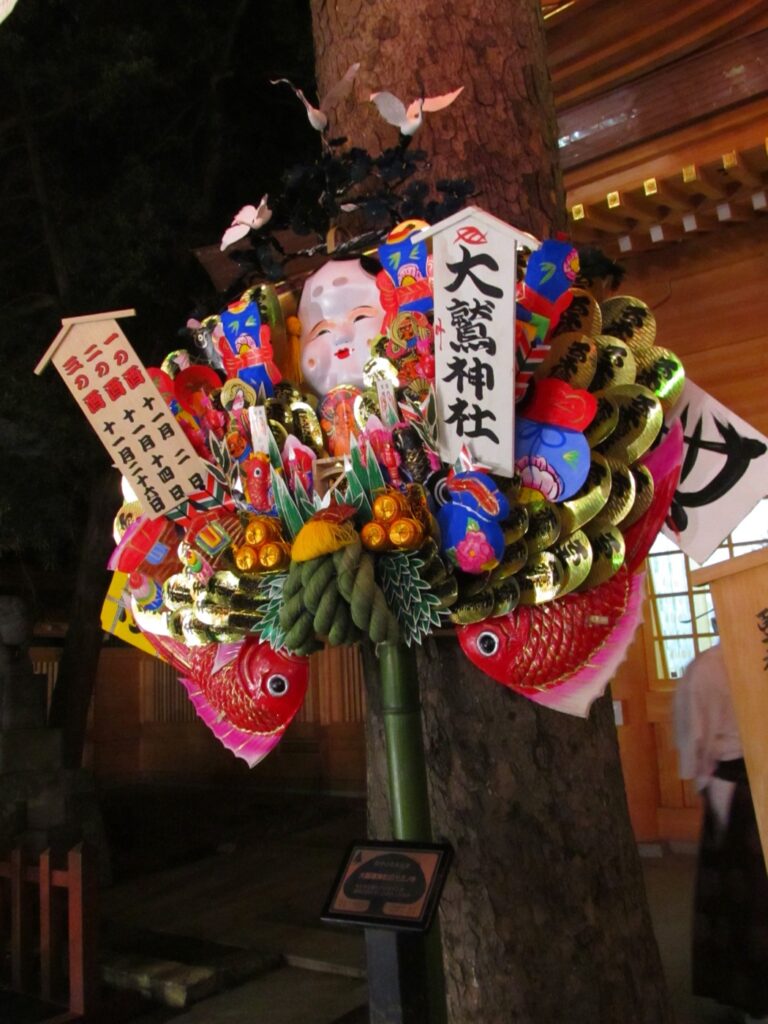 東京の酉の市2026は11月7日と19日。鷲神社・花園神社など4社の時間と駅 大國魂神社の酉の市の熊手(境内の大鷲神社)