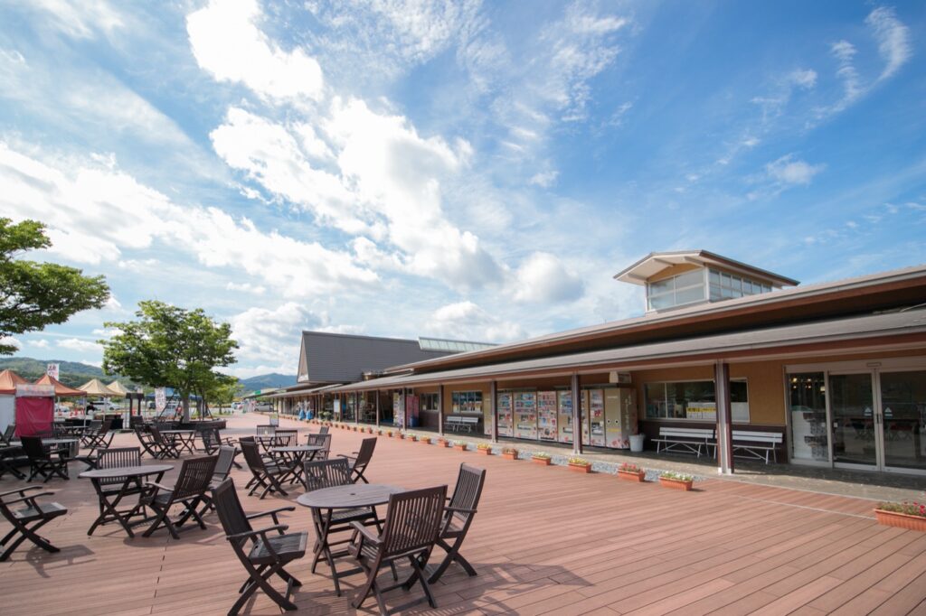 福岡県の道の駅は17駅。営業時間・休館日と温泉・RVパークのある駅 建物前のテラス席