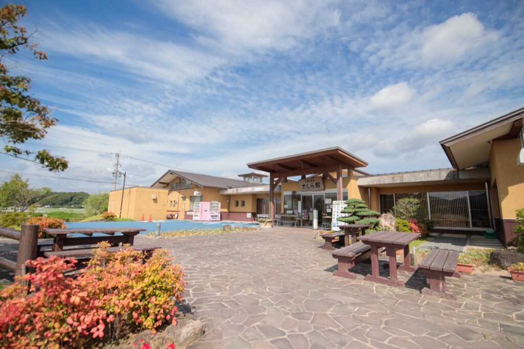 福岡県の道の駅は17駅。営業時間・休館日と温泉・RVパークのある駅 温浴施設「さくら館」の入口