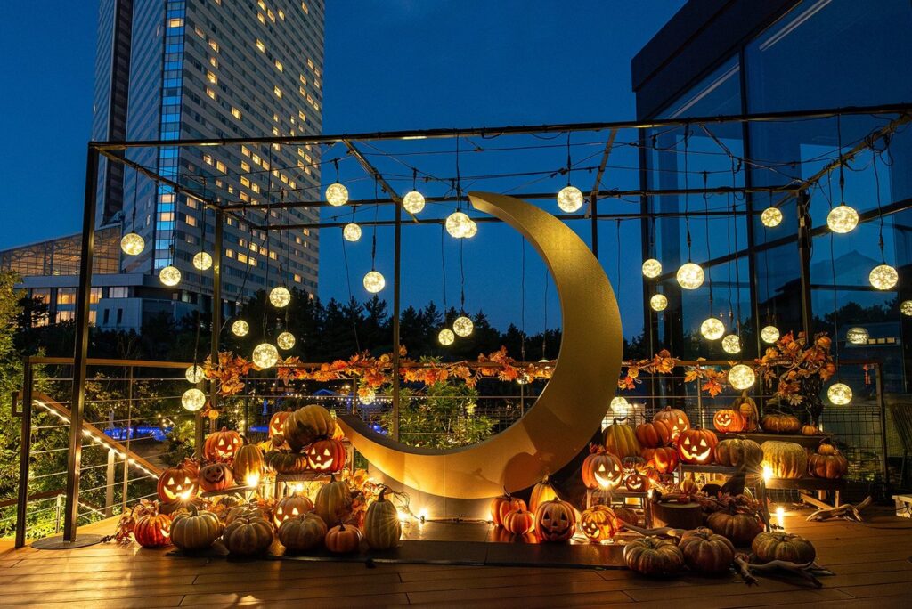 九州のハロウィン2026。熊本・長崎・大分など9か所の日程と料金 ハロウィンの飾りをした夜のガーデン