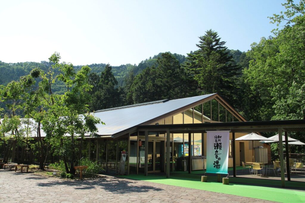 都内で泊まれる温泉宿6軒|新宿・豊洲から奥多摩・大島まで料金と行き方 秋川渓谷 瀬音の湯の外観