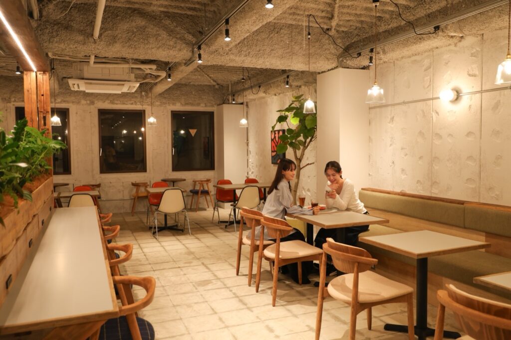 九州8市のコワーキング15施設。1日・月額・登記の料金を税込で比較 赤坂駅前店 3階のコミュニティワークスペース