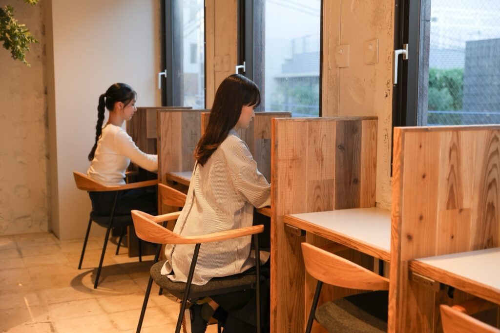 九州8市のコワーキング15施設。1日・月額・登記の料金を税込で比較 赤坂駅前店 4階の仕切り付きのデスク
