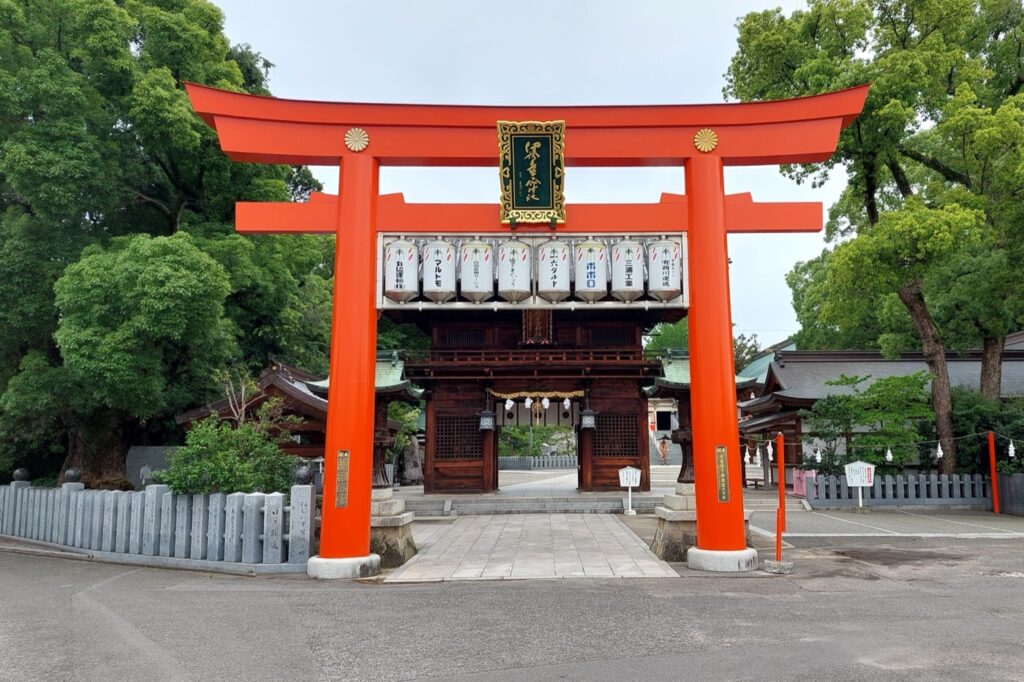 愛媛の七五三2026。椿神社・伊佐爾波神社など4社の初穂料と駐車場 椿神社の鳥居と楼門