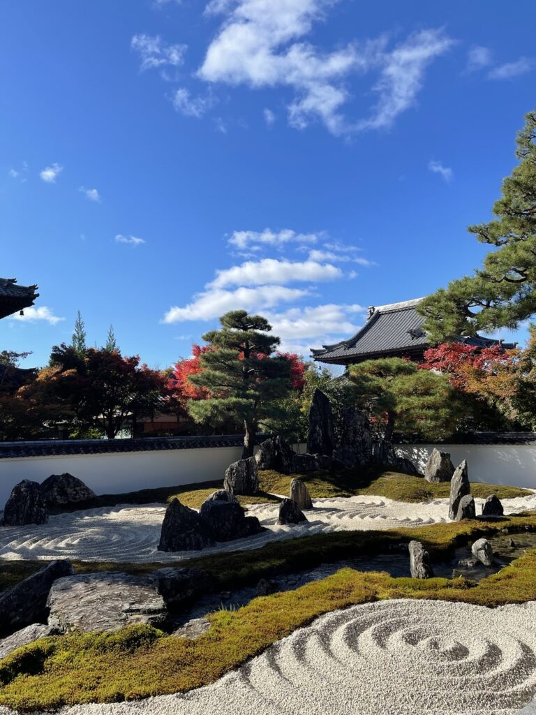 Autumn Leaves in Yamaguchi 2026: 7 Spots Compared by Peak Time, Cost and Parking A garden and autumn leaves at Kanyoji Temple