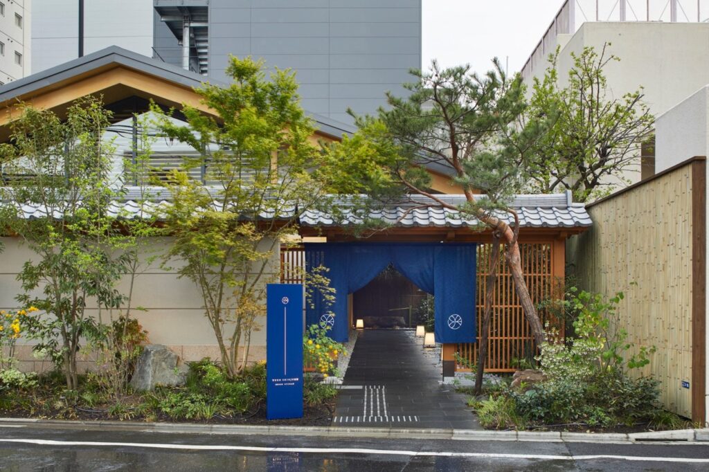 都内で泊まれる温泉宿6軒|新宿・豊洲から奥多摩・大島まで料金と行き方 ONSEN RYOKAN 由縁 新宿の入口